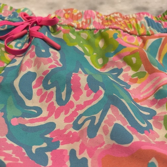 Lilly Pulitzer Luxletic Shorts Large 3โ Inseam - Picture 2 of 7